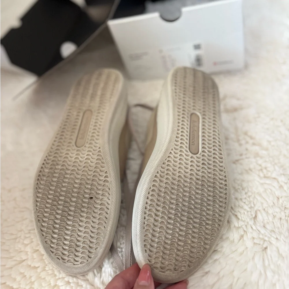 Lululemon women’s cityverse sneaker size 5 worn once, raw linen color - Picture 3 of 4